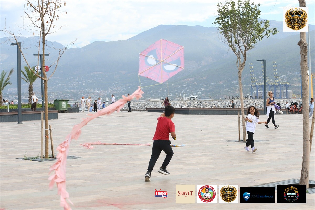 Hatay İskenderun'da çocuklar Yeşilay etkinliğinde bağımlılığa uçurtmayla dikkat çekti