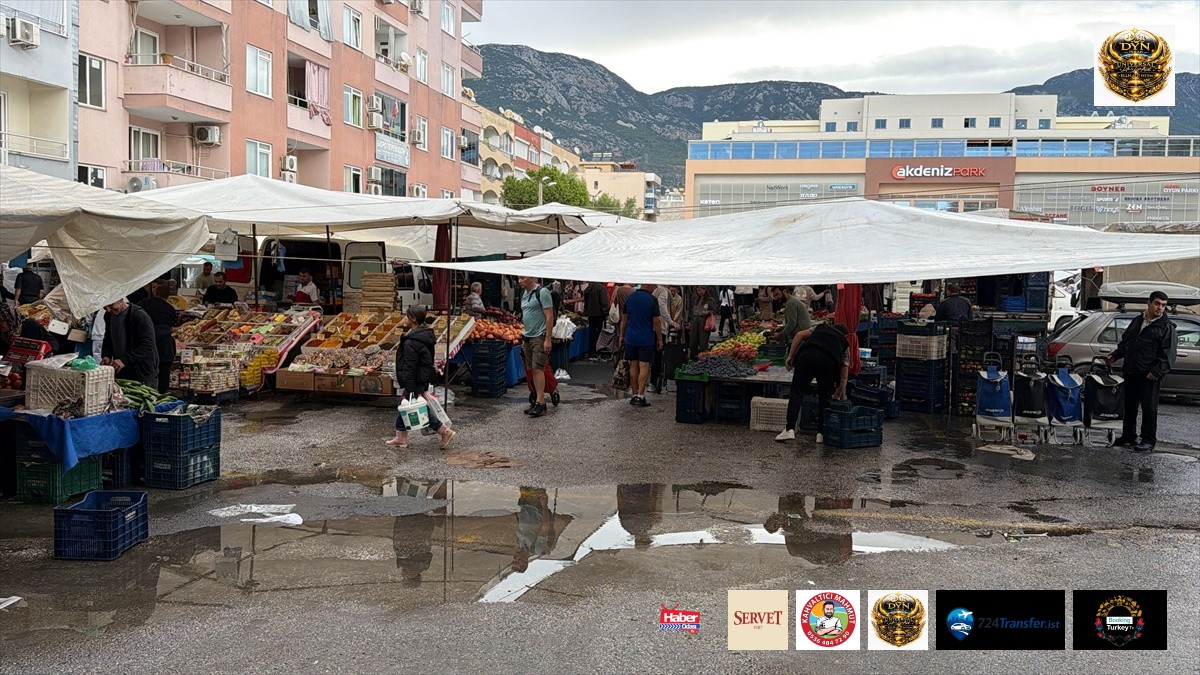 Antalya Alanya'da sağanak pazar yerini vurdu, esnaf su giderlerine çözüm istedi