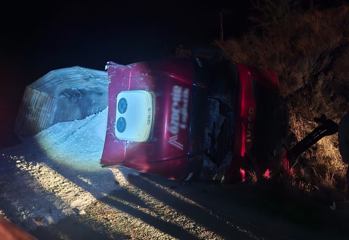 Aydın'da kum yüklü tır devrildi, 1 kişi yaralandı, yol trafiğe kapandı