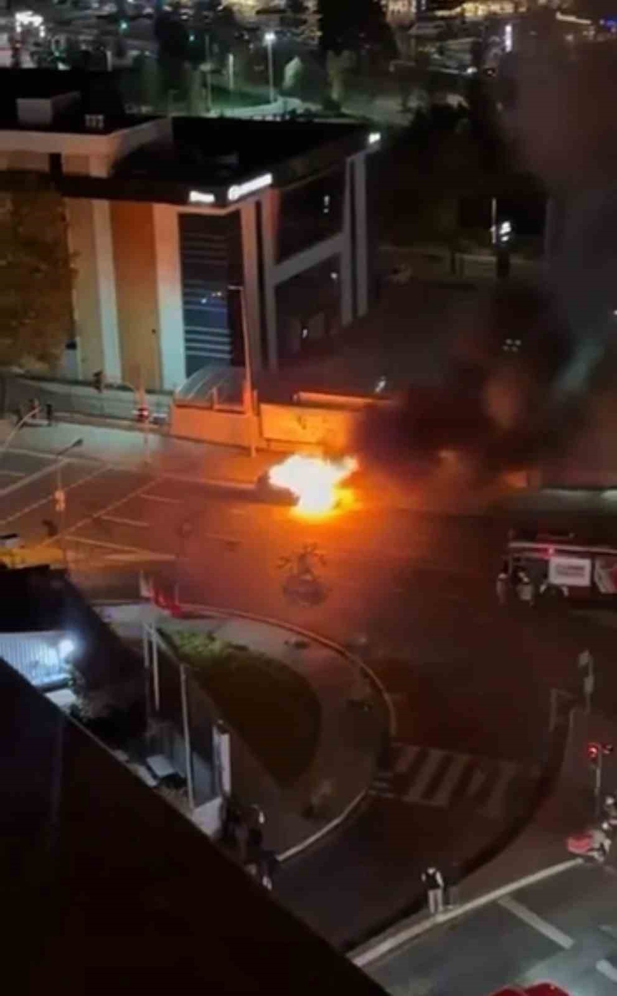 Kağıthane'de otomobilin motorunda çıkan yangın, aracı kullanılamaz hale getirdi