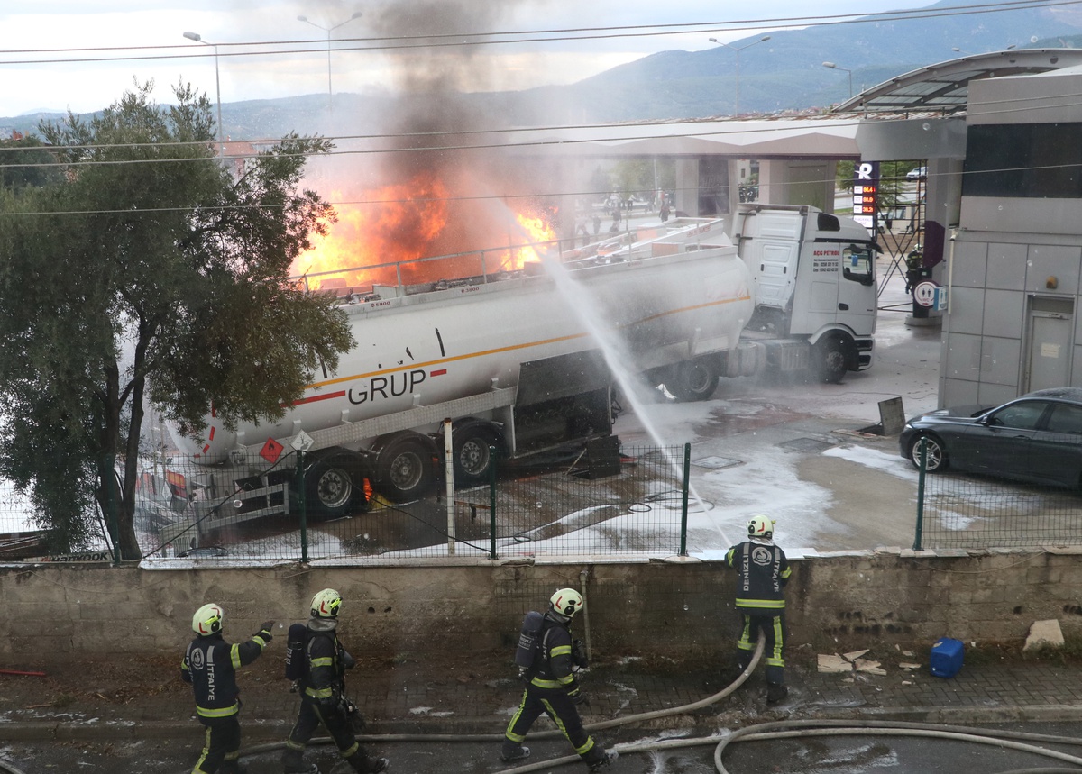 Denizli Pamukkale'de akaryakıt istasyonundaki tanker yangınında bir çalışan yaralandı