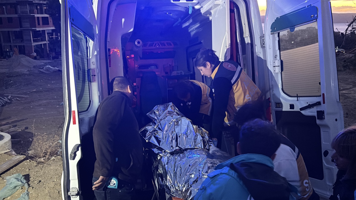 Çanakkale'de yurt inşaatında toprak kayması oldu, 2 yabancı işçi kurtarıldı