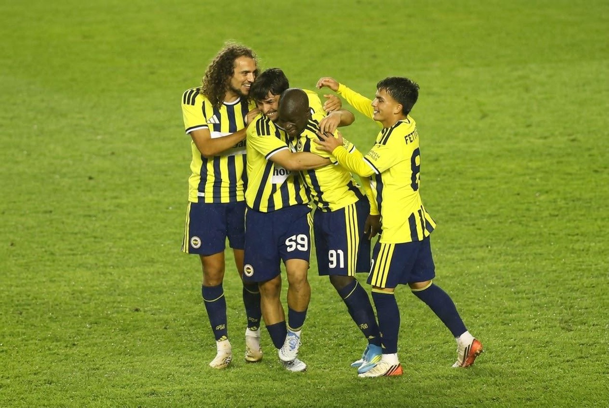 Fenerbahçe, 10 kişi kaldığı maçta 2 golle kazandı