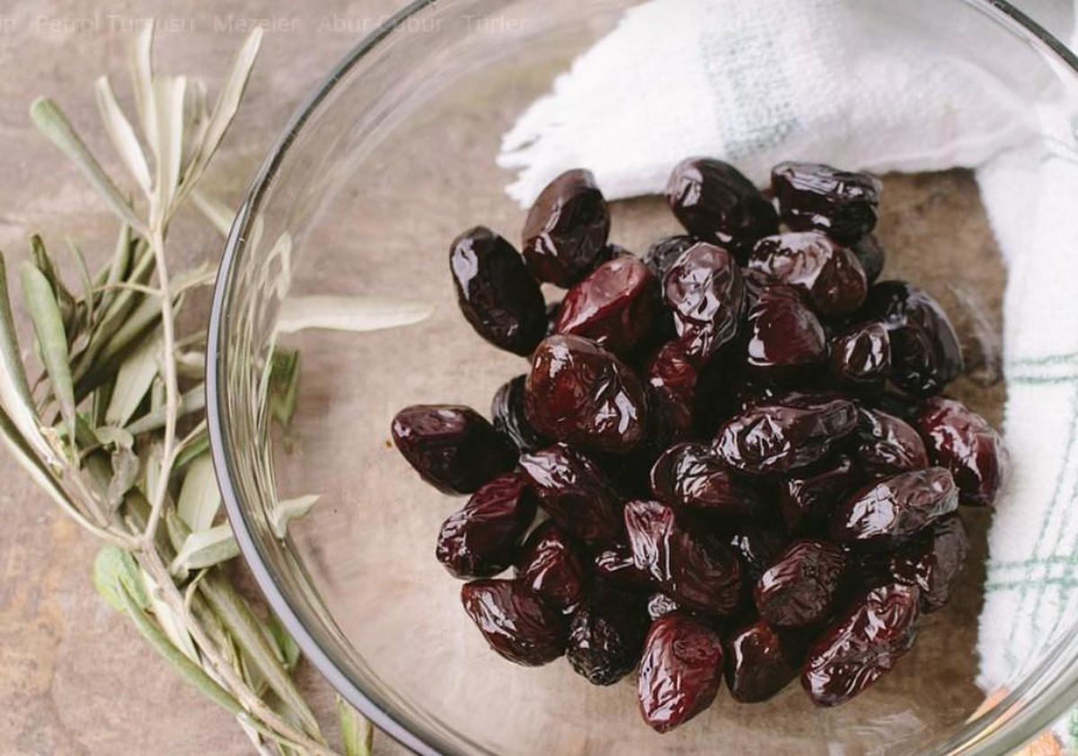 Rüyada zeytin yemek ne anlama gelir? Rüyada siyah zeytin yemek ne demek? Rüyada yeşil zeytin görmek nedir?
