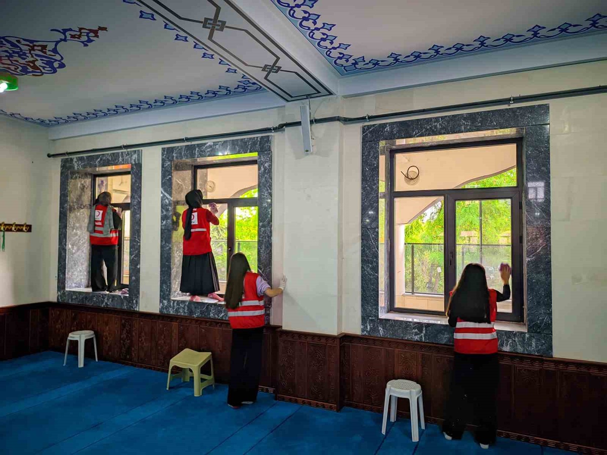 Ağrı'da Merkez Camii, Kızılay gönüllülerince öğle namazına kadar temizlendi