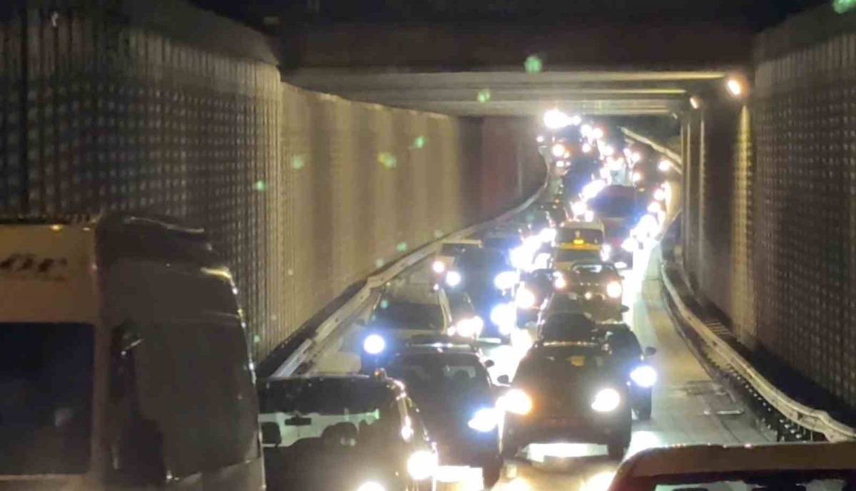 Bursa'da sürücünün kontrolünü kaybettiği araç bariyerlere çarptı, 2 kişi yaralandı