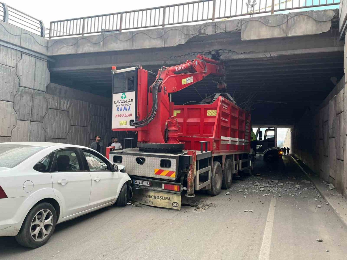 Malatya'da seyir halindeki vinç köprüye çarptı, arkadan gelen otomobil de vince çarptı! 4 yaralı