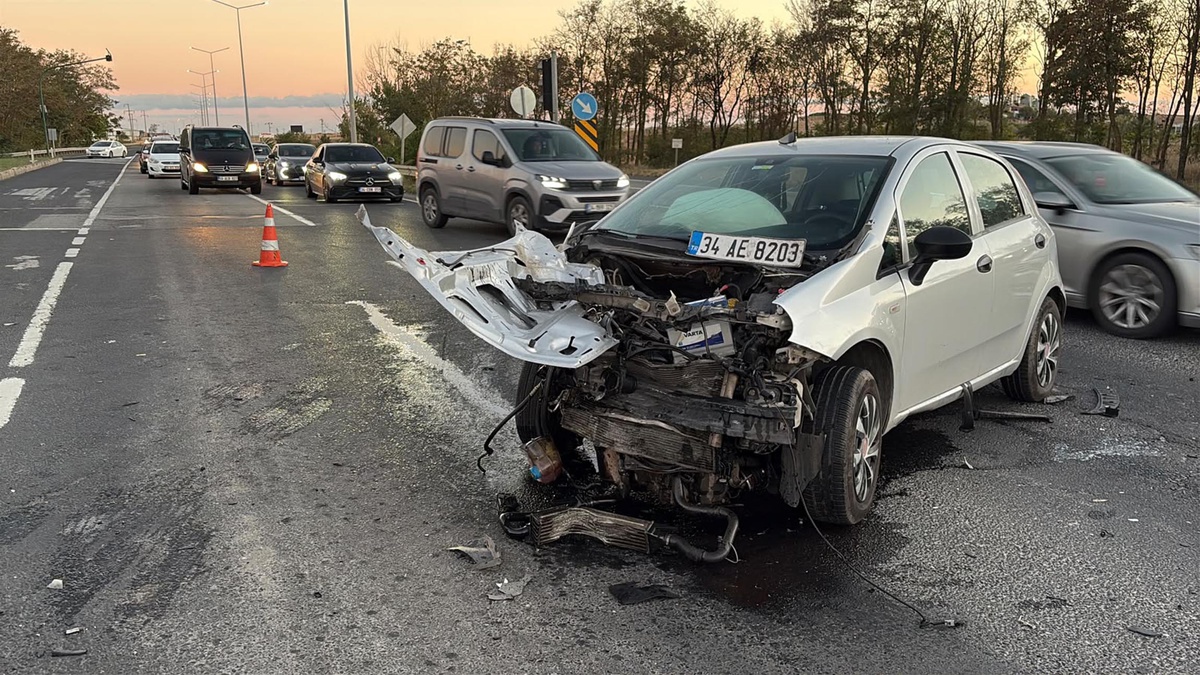 Tekirdağ Çorlu'da iki otomobil kafa kafaya çarpıştı, 5 kişi yaralandı