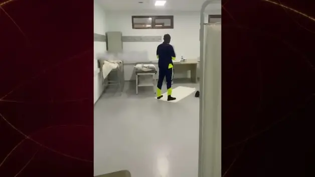 Gönülleri fethetti! Fenerbahçe'nin yıldızı maçtan sonra stadyumda namaz kıldı