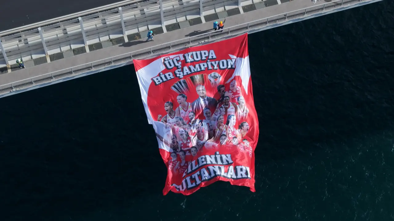 İstanbul Boğazı'nda zafer coşkusu! '3 Kupa, 1 Şampiyon'