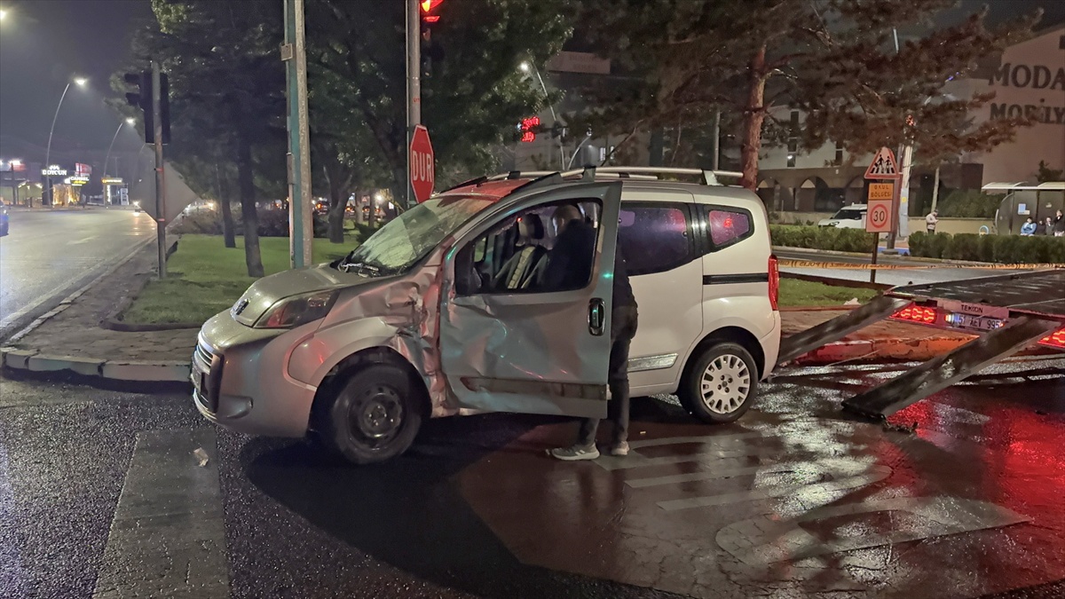Niğde’de hafif ticari araç ile motosiklet çarpıştı: 2 ölü, 1 yaralı