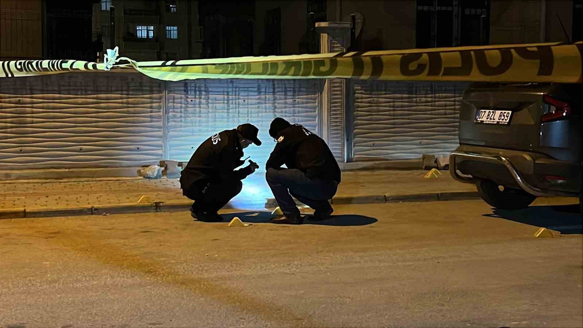 Konya'da boşanma aşamasındaki eşini kızının gözü önünde 4 kurşunla vurdu! Kadının hayati tehlikesi var