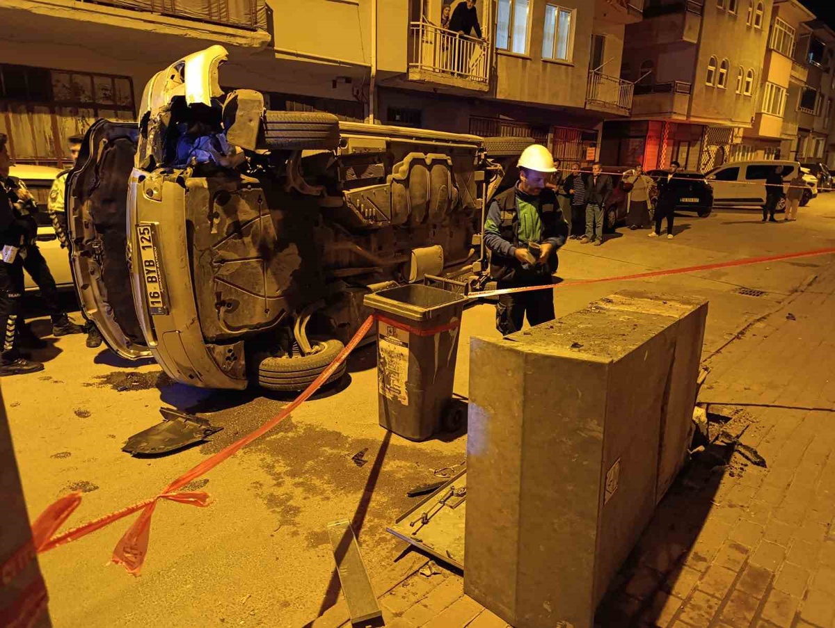 Bursa İnegöl'de minibüs elektrik panosuna çarparak devrildi, sürücü kaçtı