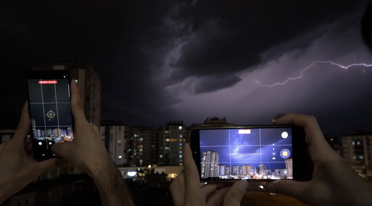 Meteoroloji uyarısının ardından Gaziantep'te çakan şimşekler geceyi gündüze çevirdi