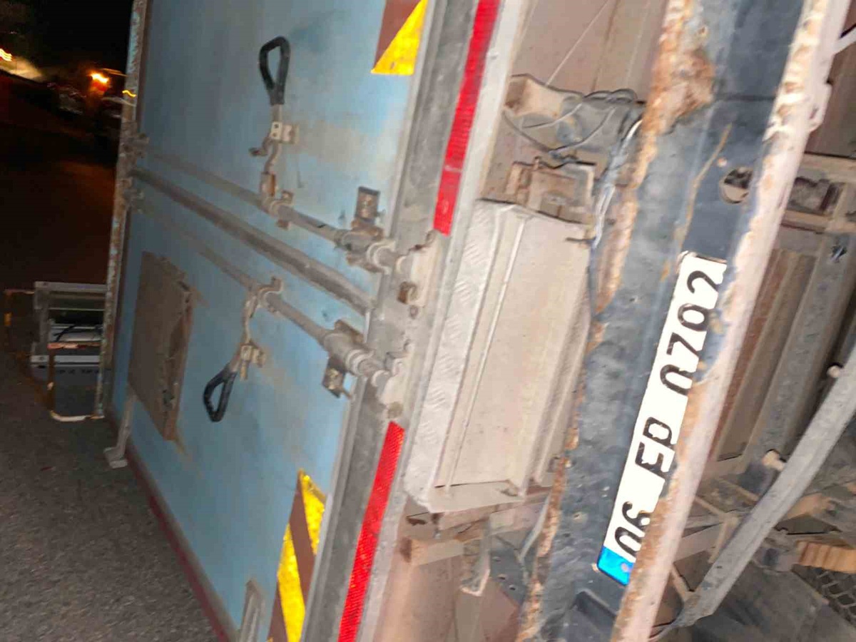 Ankara Kahramankazan'da kamyonet kepçeye arkadan çarparak 2 sürücüyü yaraladı