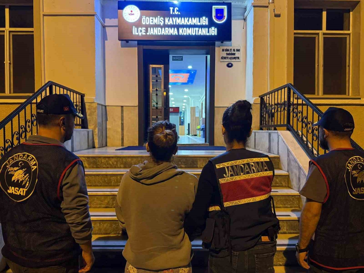 İzmir'de 23 yıl hapisle aranan firari kadın, mutfaktaki gizli bölmede saklanırken yakalandı