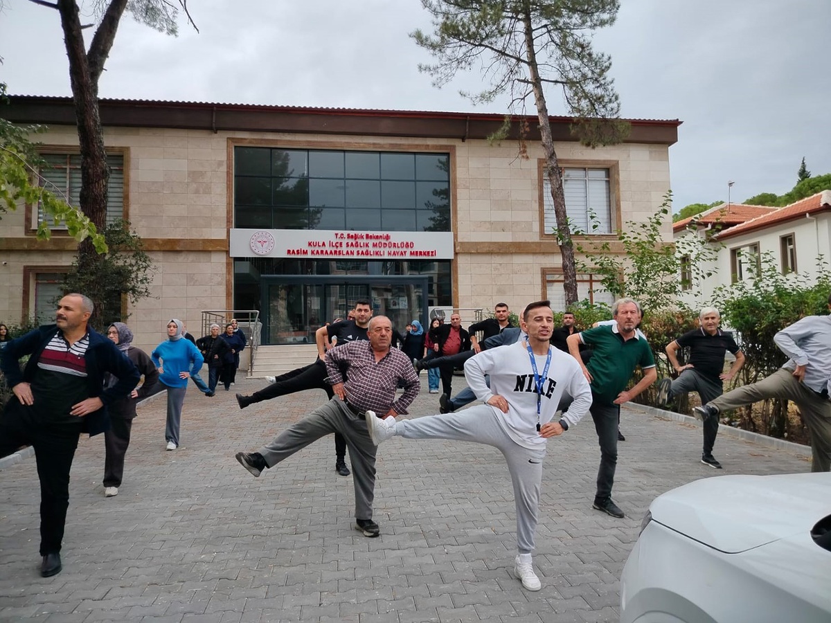 Kula'da Mahallemde Hareket Var etkinliğinde vatandaşlar fiziksel aktivite yaptı
