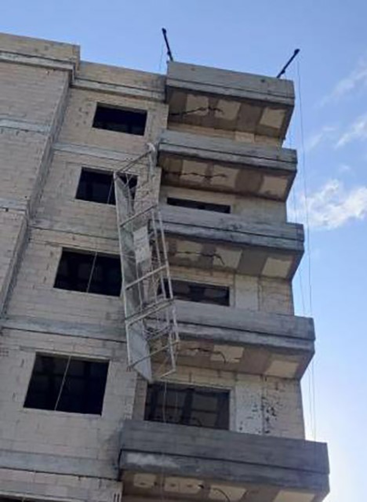 Mersin Tarsus'ta inşaatta iskeleden düşen 2 işçiden biri hayatını kaybetti