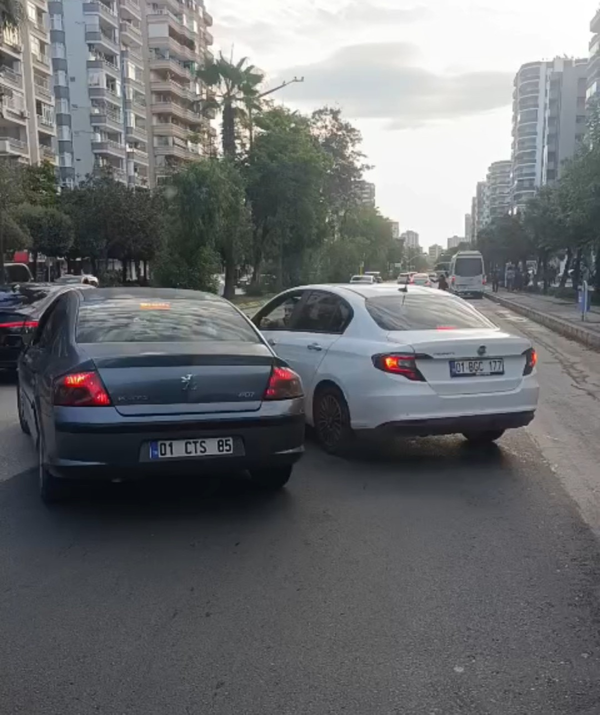[BELEDIYE · Adana] Adana'da trafikte tartışan iki sürücü 180 bin lira ceza yüzünden araçtan inmedi! Kavga camdan cama sürdü