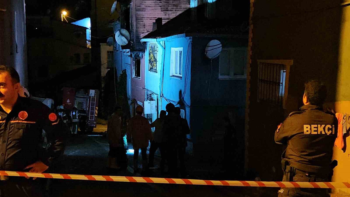 İstanbul Fatih'te 2 katlı binadaki yangında bir kişinin yaşamını yitirdiği belirlendi