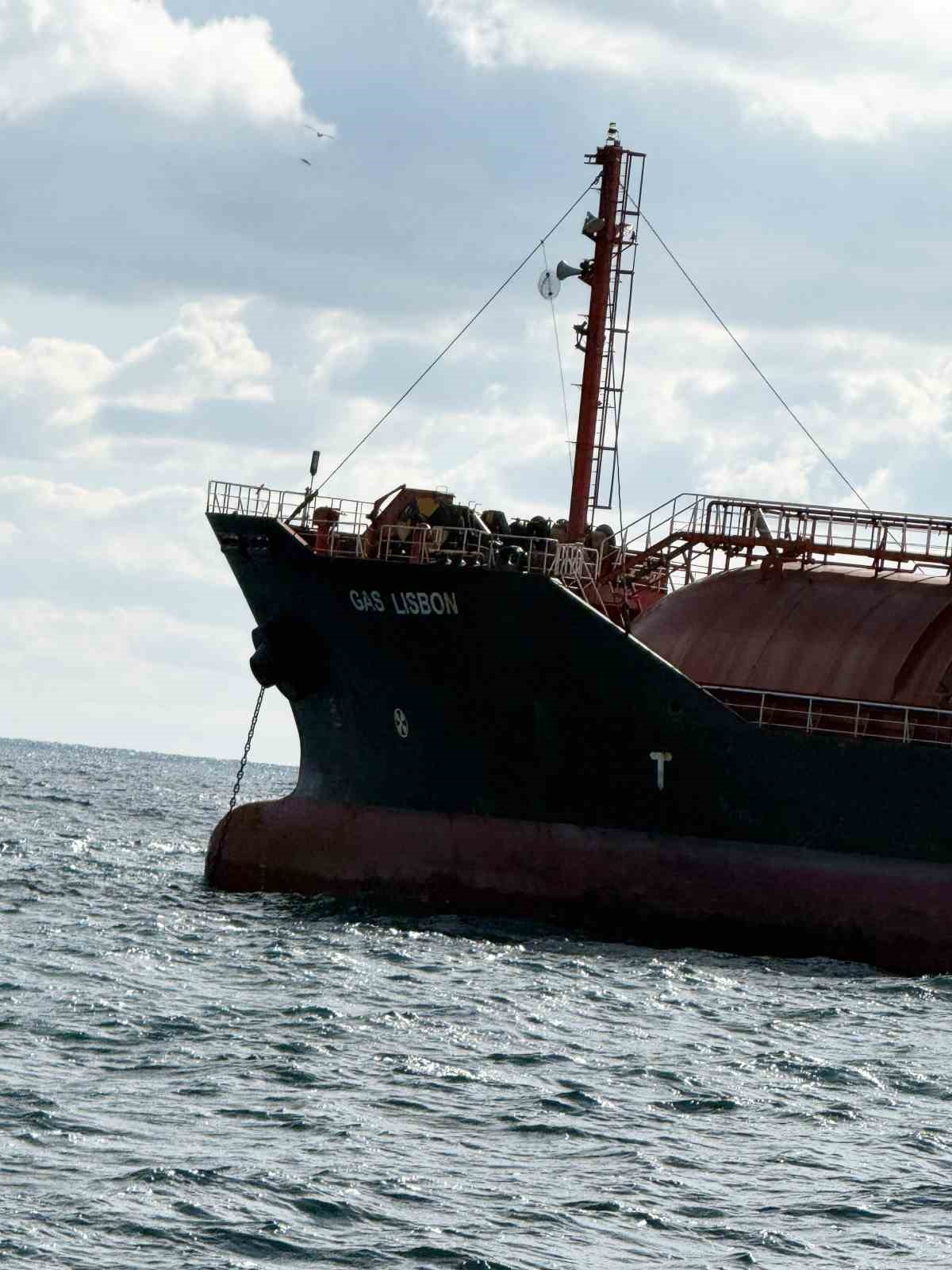 Karadeniz'de saldırıya uğrayan LPG tankeri İstanbul açıklarında ortaya çıktı! Hasarlı haliyle demirledi
