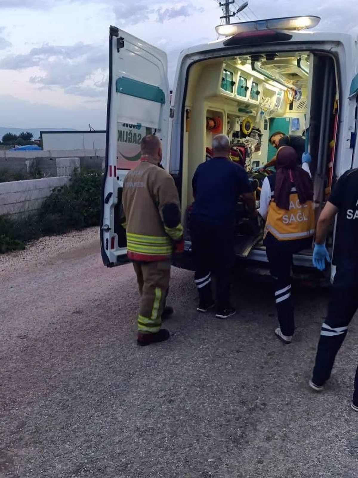 Hatay Antakya'da sürücüsü kontrolünü kaybedince motosiklet devrildi, 3 kişi yaralandı