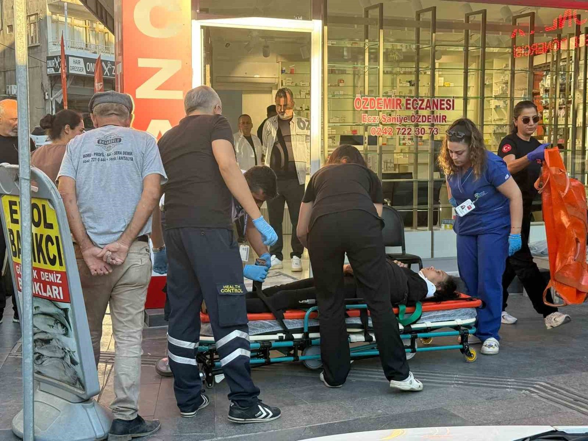 Antalya Serik'te otomobil ile motosiklet çarpıştı, 2 kişi yaralandı