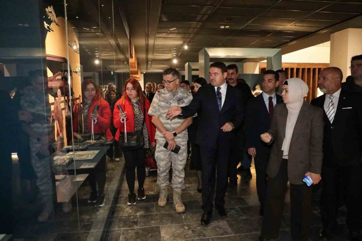 Vali Işın, Kütahya Müzesi'nde 62 bin 701 eserden 3 bin 300'ün sergilendiğini söyledi
