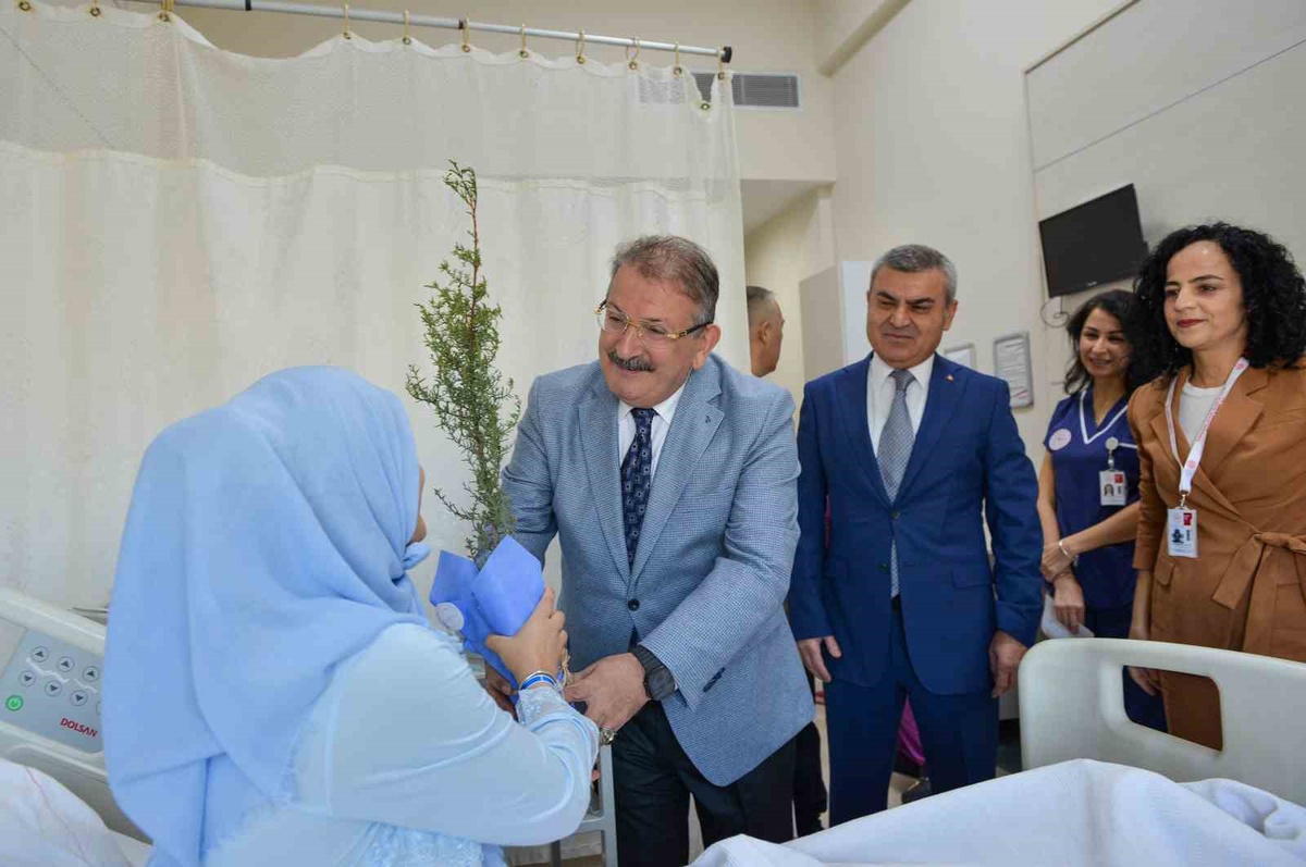 Antalya İl Sağlık Müdürü Kepez'de normal doğum ve emzirme etkinliğine katıldı