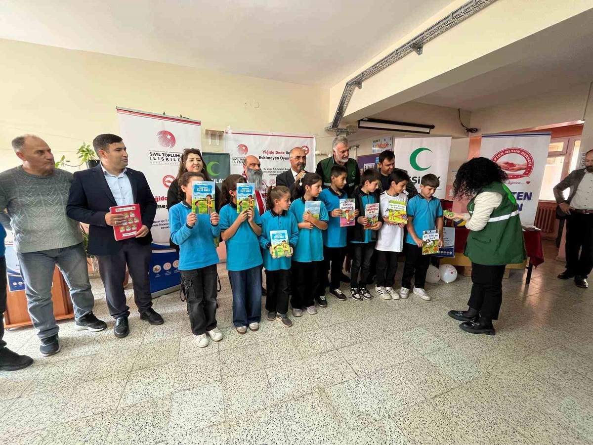 Sivas'ta öğrenciler Yiğido Dede ile masal ve geleneksel oyunlarla buluştu