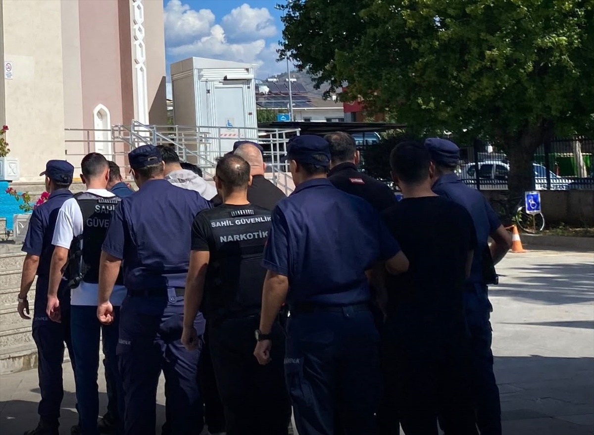 Muğla Fethiye'de 34 düzensiz göçmen yakalandı, 5 zanlı tutuklandı