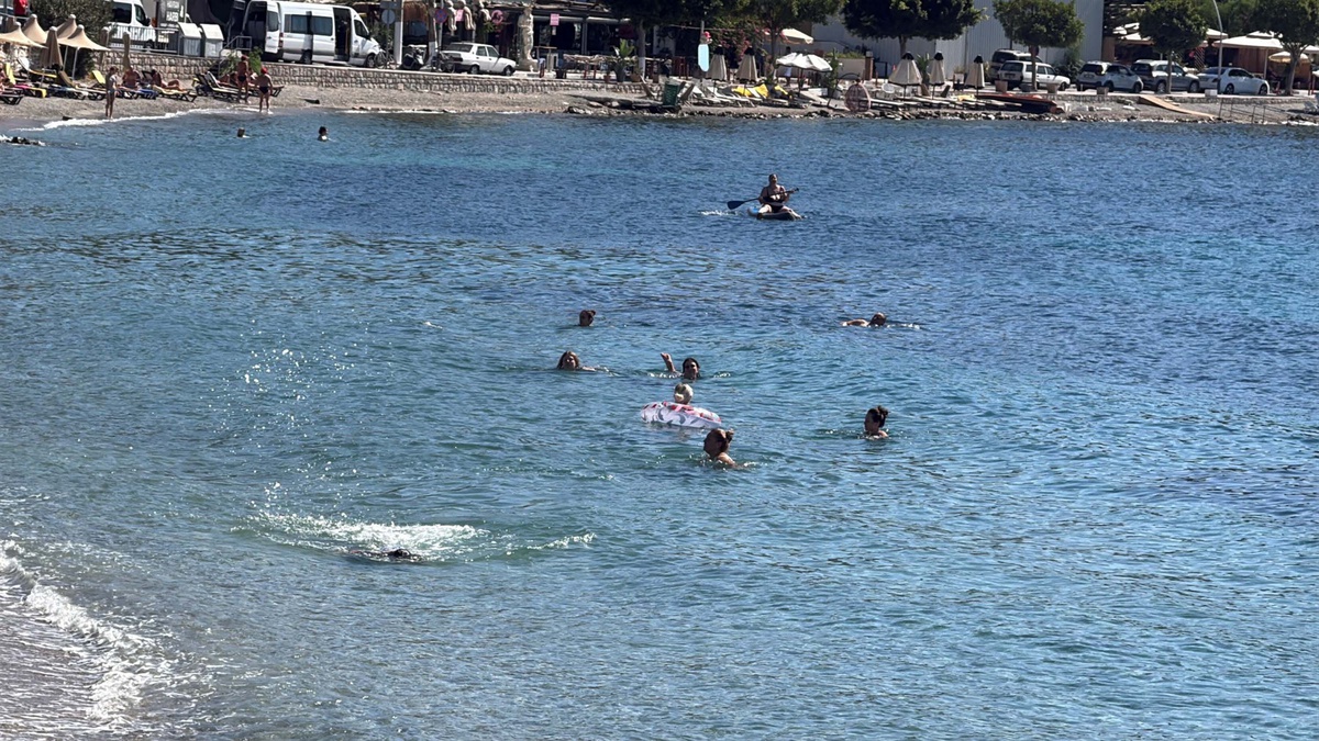 [BELEDIYE · Muğla] Bodrum'da ekimde hava 28, deniz suyu 24 derece, turistler sahillerde serinledi