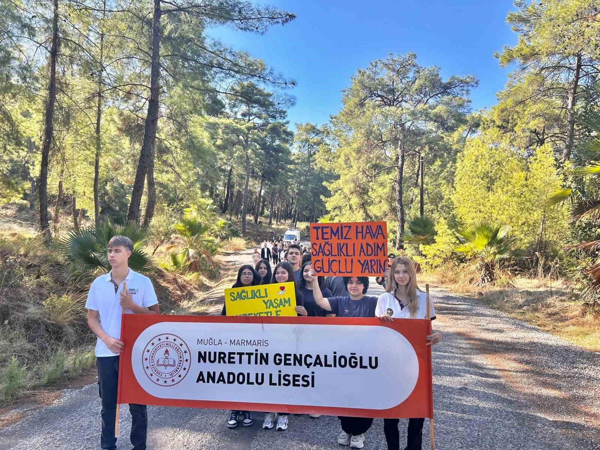 [BELEDIYE · Muğla] Marmaris'te Dünya Yürüyüş Günü'nde öğrenciler Kaymakam Nurullah Kaya ile adım attı