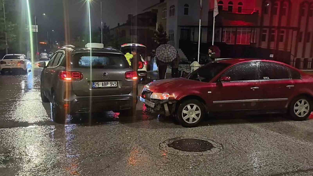 Erzurum Palandöken'de kavşakta iki otomobil çarpıştı, 1 kişi hafif yaralandı