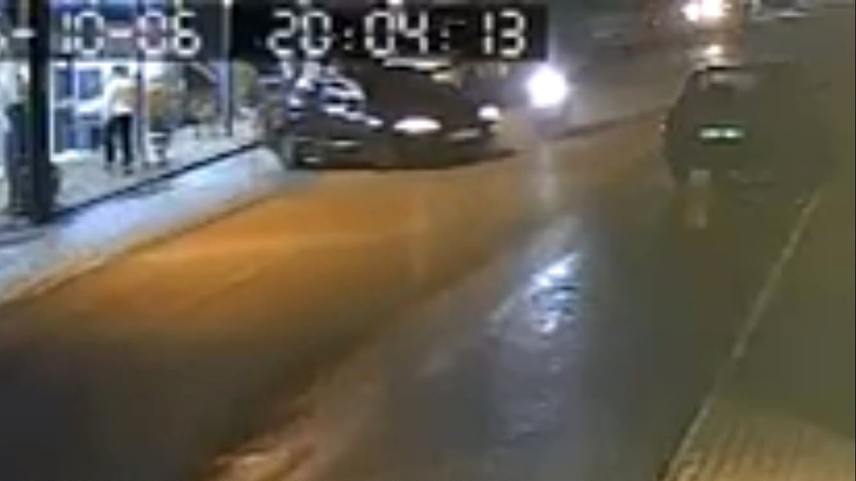 Mersin Erdemli'de otomobil motosikletle çarpıştı, 1 kişi yaralandı; kaza anı kamerada