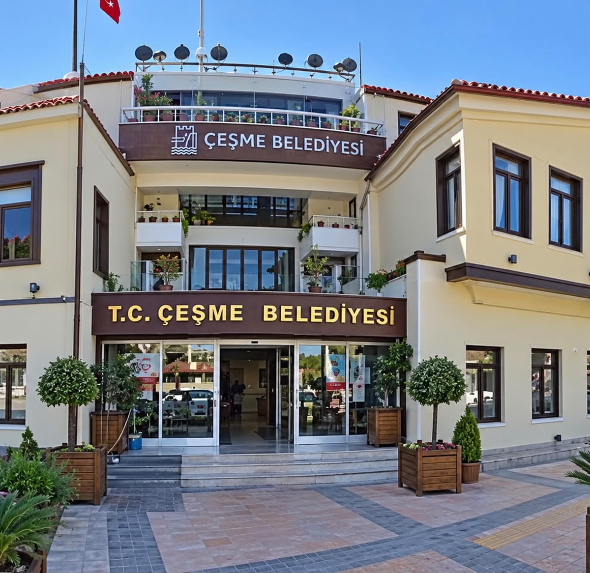 Çeşme Belediyesi'ne usulsüzlük soruşturmasında 3 şüpheliye gözaltı kararı verildi