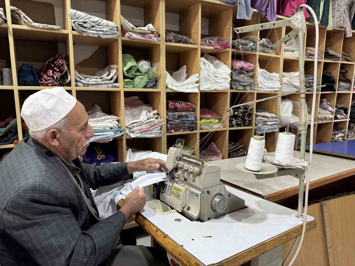 Patnos'ta 72 yaşındaki Hacı, oğlundan devraldığı dikiş işini 4 yıldır sürdürüyor