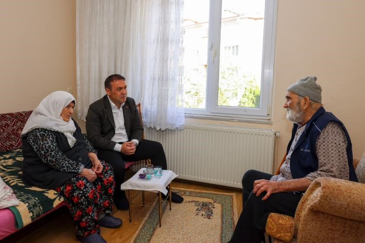 Bilecik Valisi Sözer, merkezde yaşayan Kardaş çiftini evinde ziyaret etti