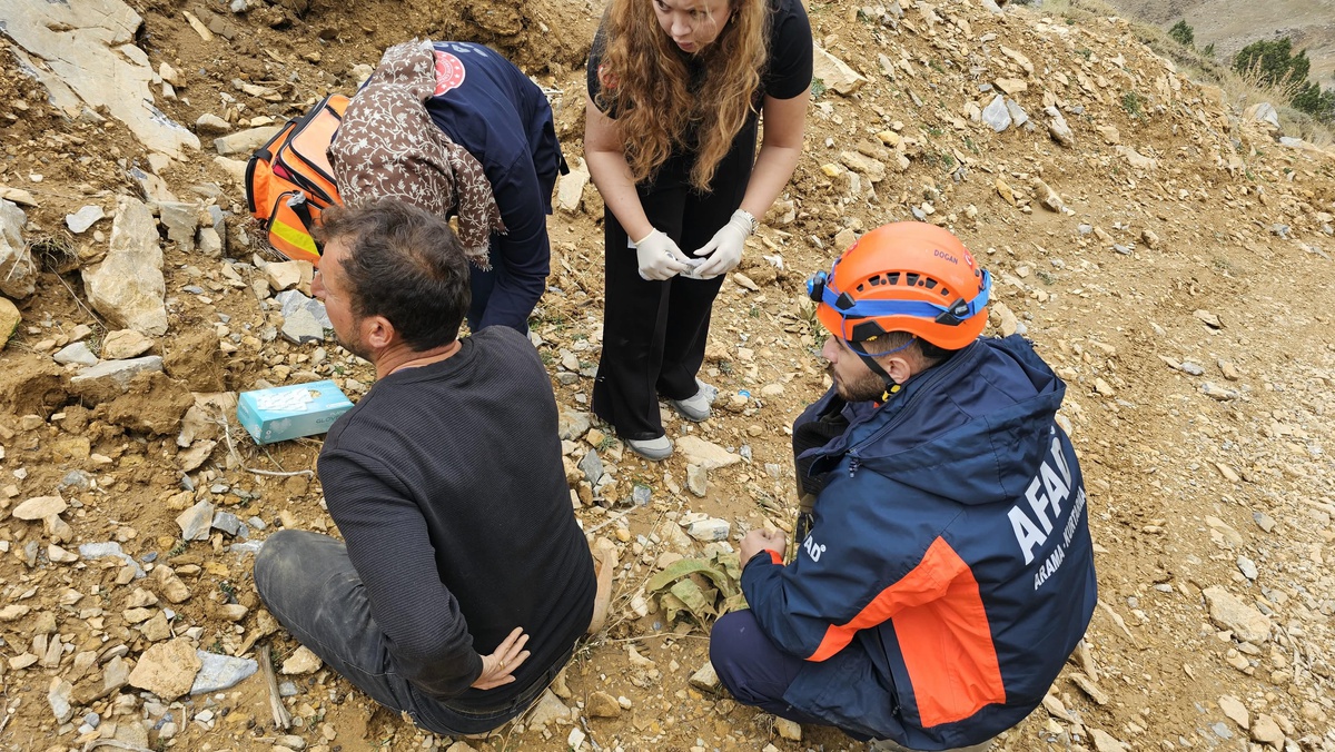 Kahramanmaraş Göksun'da dağlık arazide fenalaşan kişi AFAD ekibiyle hastaneye kaldırıldı