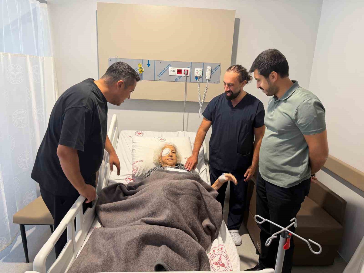 Marmaris Devlet Hastanesi'nde 93 yaşındaki hasta başarıyla katarakt ameliyatı geçirdi
