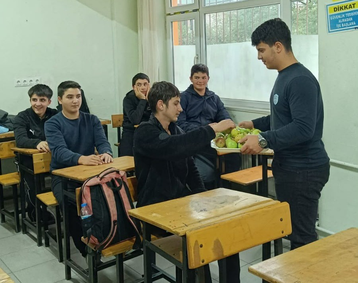 Samsun Ladik'te öğrenciler öğretmenlere meyve ikramıyla sağlıklı yaşama dikkat çekti