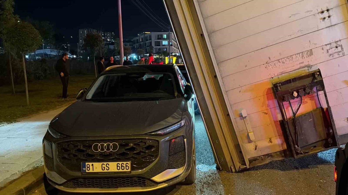 Düzce'de tırdan kopan dorse yola devrildi! Park halindeki 3 araca 2 santimetre kala durdu