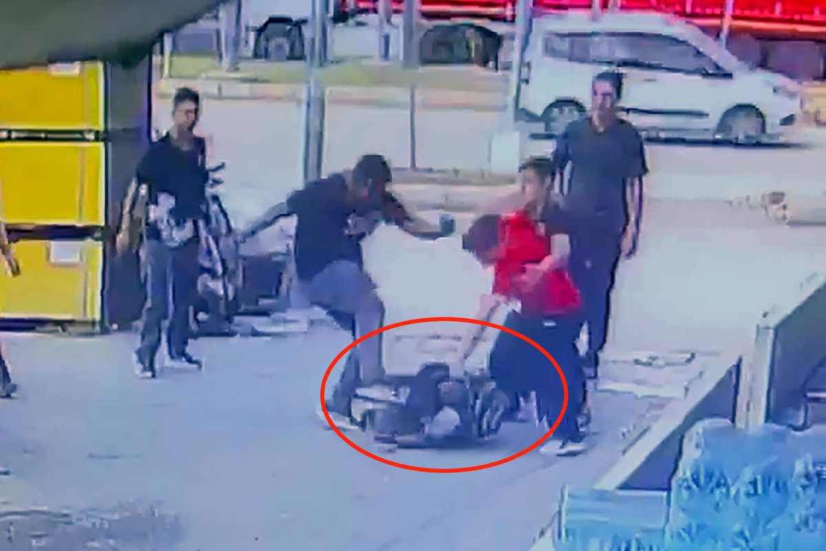 Sokak ortasında vahşet! 2 çocuk yaşıtlarını tekme tokat dövüp yerlerde sürükledi
