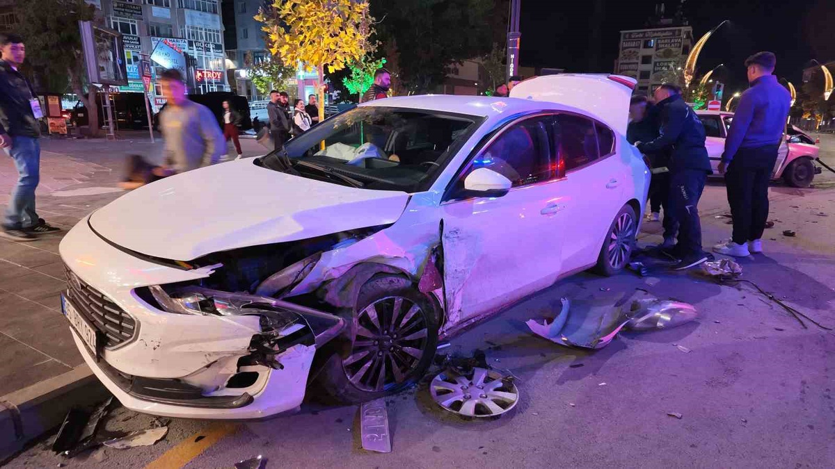 Niğde'de iki otomobilin çarpıştığı kazada 1 kişi yaralanarak hastaneye kaldırıldı