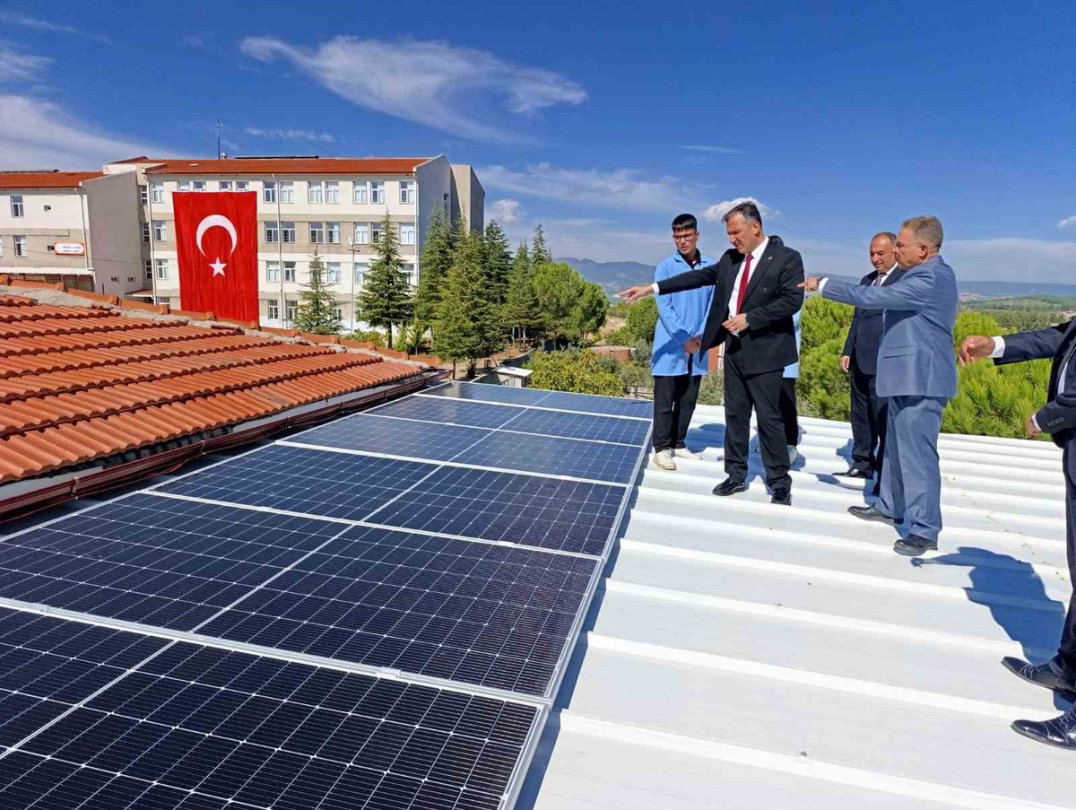 Manisa Gördes'te meslek lisesi öğrencilerinin kurduğu GES devreye alındı