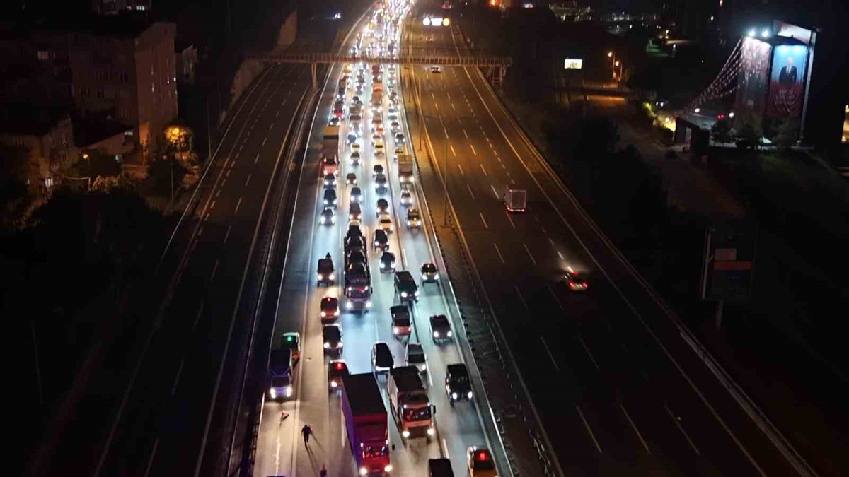 Kağıthane'de taksiye çarpan otomobilin sürücüsü hayatını kaybetti, 2 kişi yaralandı