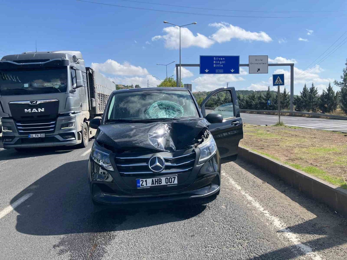 [BELEDIYE · Diyarbakır] Diyarbakır Sur'da yolu geçmeye çalışan kişiye araç çarptı, yaralı ağır yaralandı