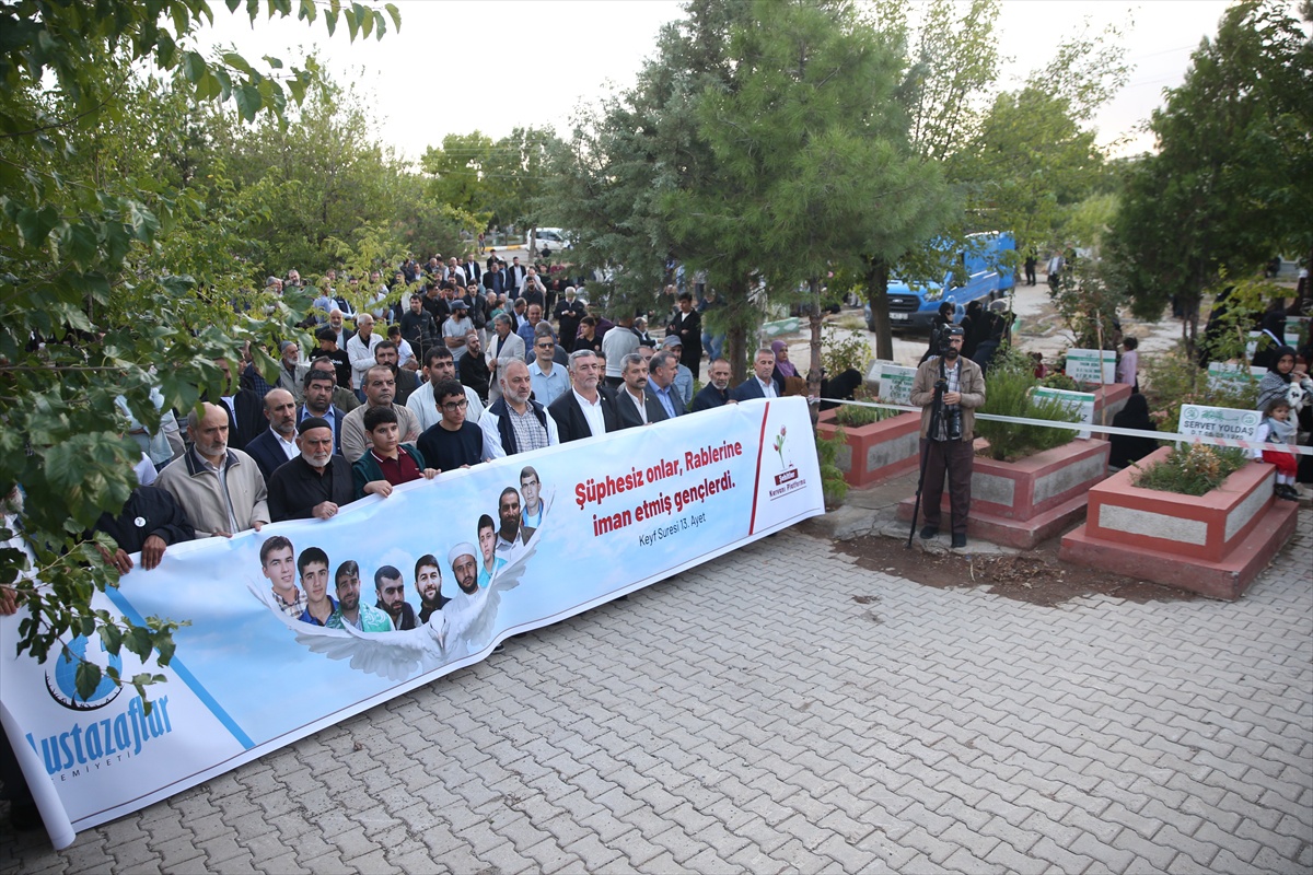 [BELEDIYE · Diyarbakır] Diyarbakır'da Yasin Börü ve arkadaşları mezarları başında anıldı