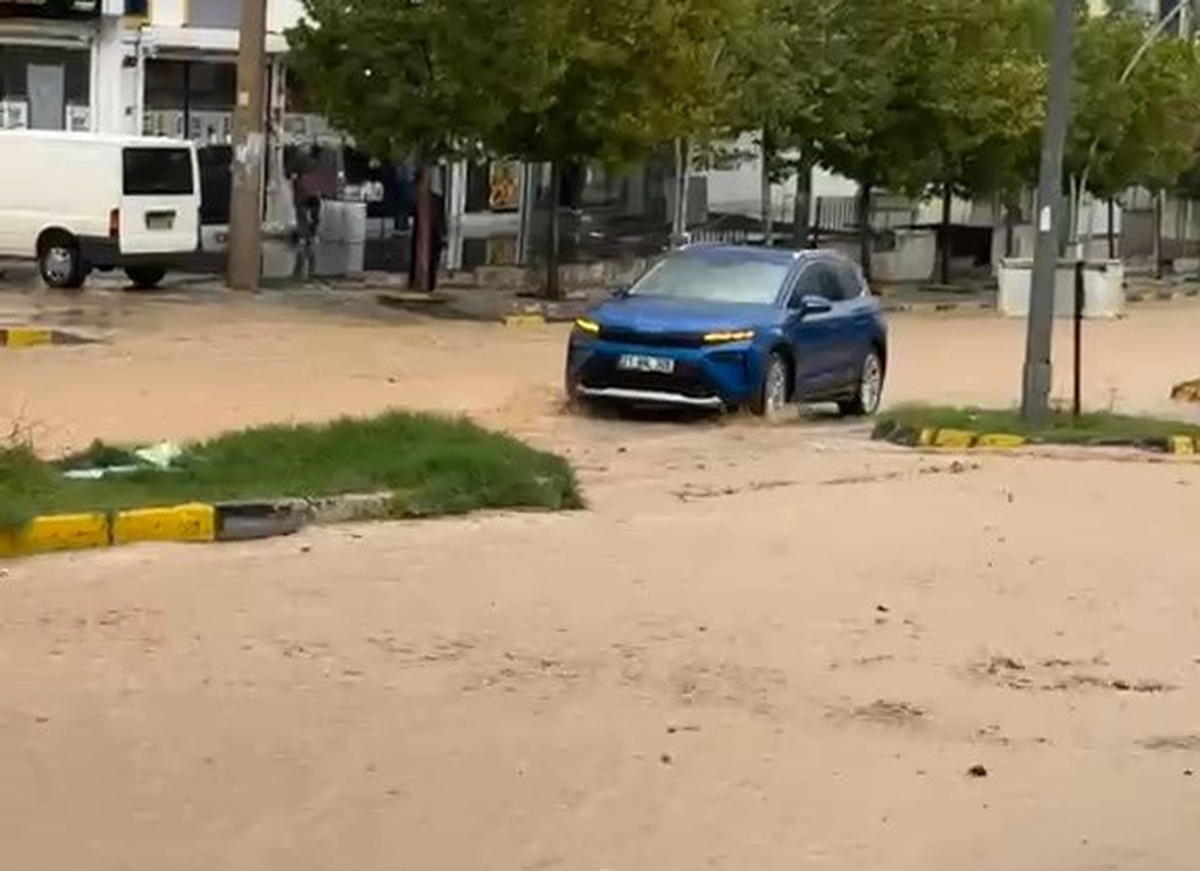 [BELEDIYE · Diyarbakır] Diyarbakır Ergani'de sağanak cadde ve sokakları göle çevirdi, sürücüler güçlük çekti