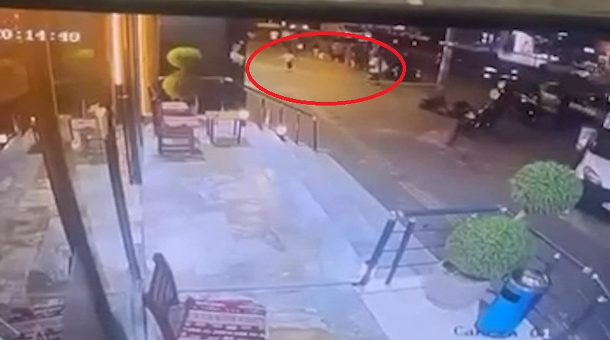 [BELEDIYE · Diyarbakır] Diyarbakır'da cephe sıvası kopup kaldırıma düştü; kadın ve çocuk son anda kurtuldu